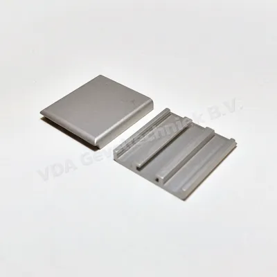 Afdekplaatje t.b.v. aluminium scharnier