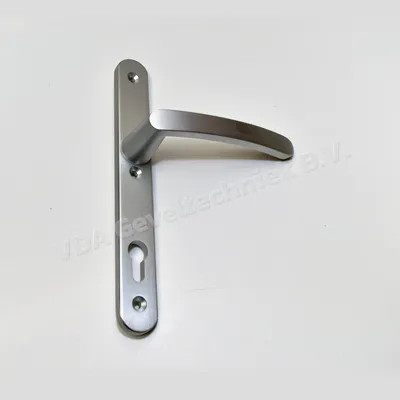 Alcoa/Kawneer deurkruk op langschild binnen. Euro h.o.h. 92 mm.