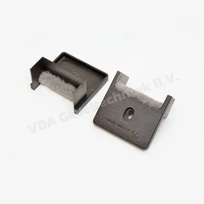 Van Beveren eindkap met borstel/mohair voor schuifpui. Zwart plastic 52 761